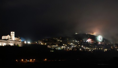 assisi-vallata-fuochi-artificio